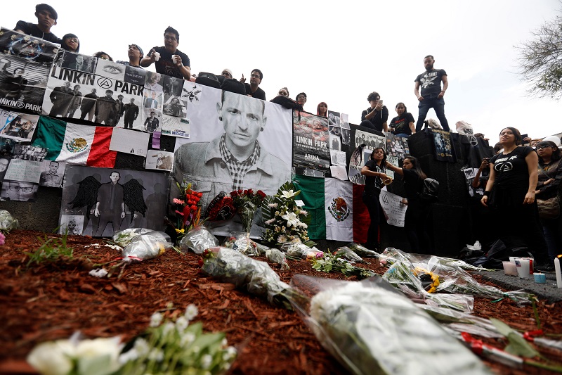 Fans gather at Revolucion monument to pay tribute to Chester Bennington, Linkin Park frontman, following the singer’s death by suicide, in Mexico City, Mexico, July 23, 2017. 