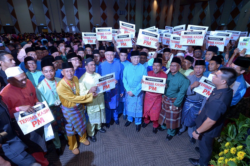 Prime Minister Datuk Seri Najib Razak and Deputy Prime Minister Datuk Seri Ahmad Zahid Hamidi post for a photo with representatives from various NGOs in Putrajaya Aug 3, 2017. u00e2u20acu201d Bernama pic