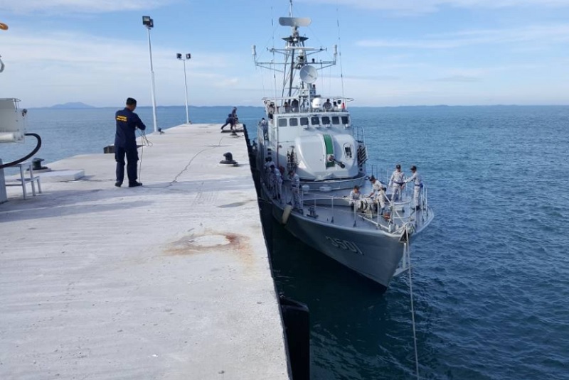 Malaysian warship KD Perdana is seen at the Abu Bakar Maritime Base in Middle Rock. u00e2u20acu201d Picture via Twitter/mykamarul 