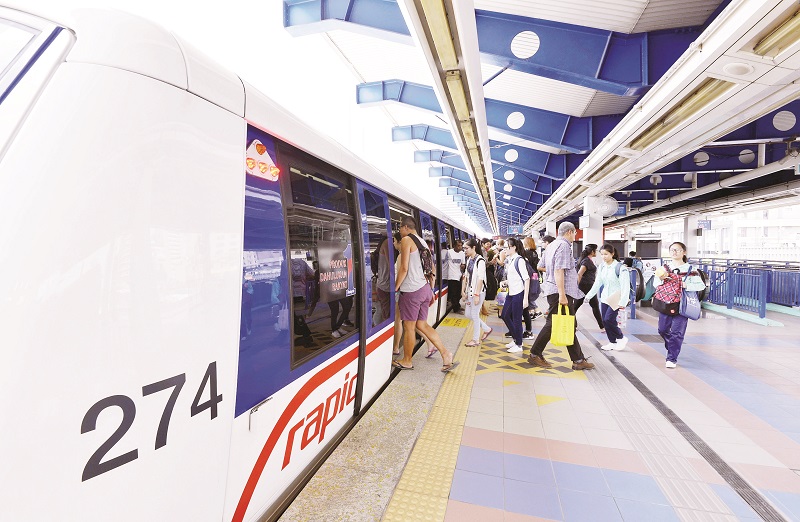 There is a 50 per cent fare discount on LRT, MRT, Monorail and Sunway BRT until Aug 31, announced by Prime Minister Datuk Seri Najib Razak during the Sungai Buloh Kajang MRT full launch. u00e2u20acu201d Malay Mail pic