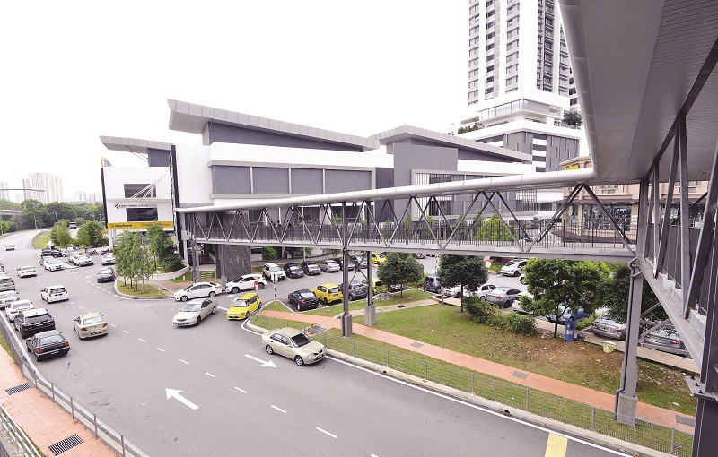 The station is within walking distance of most private homes. 