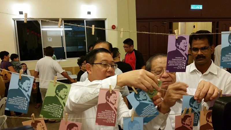 DAP secretary-general Lim Guan Eng and DAP Parliamentary Leader Lim Kit Siang leave personal hand-written notes at former party secretary-general Kerk Kim Hock’s memorial service. 