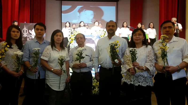 Kerk Kim Hock’s wife (third from left) and his two children (left), as well as a few senior DAP leaders are seen at the memorial service. 