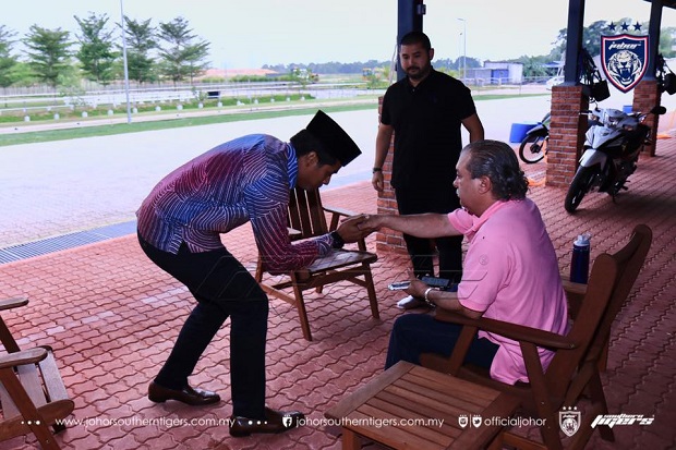 Youth and Sports Minister Khairy Jamaluddin greets Sultan Ibrahim Iskandar as Johor crown prince Tunku Ismail Ibrahim looks on. u00e2u20acu201d Picture courtesy of Johor Southern Tigersu00e2u20acu2122 Facebook page