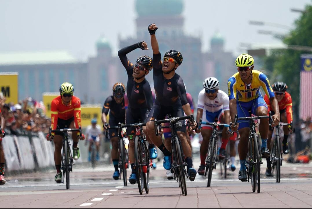 Siblings Harrif Saleh and Zamri clinched gold and bronze in the criterium event. u00e2u20acu201d Picture courtesy of Twitter/KL2017