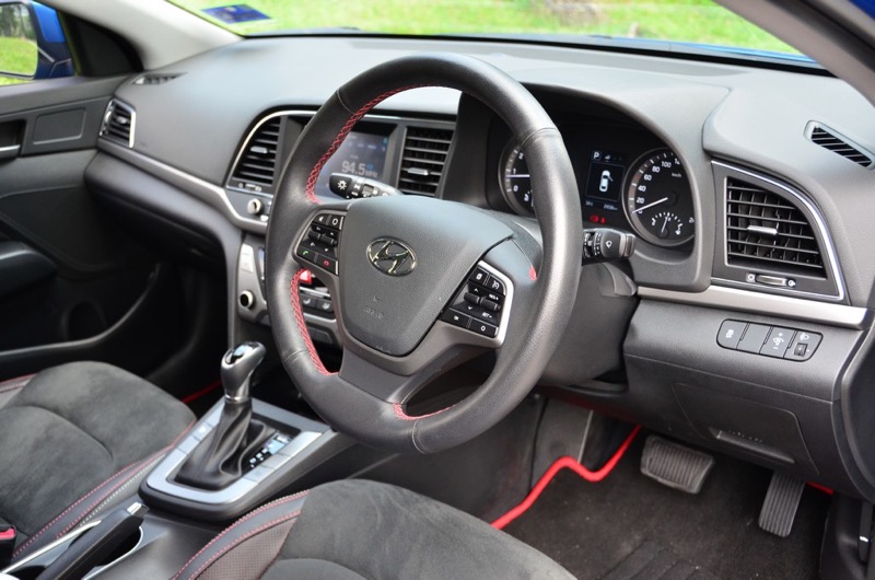 The driver's cockpit of the Hyundai Elantra 2.0.