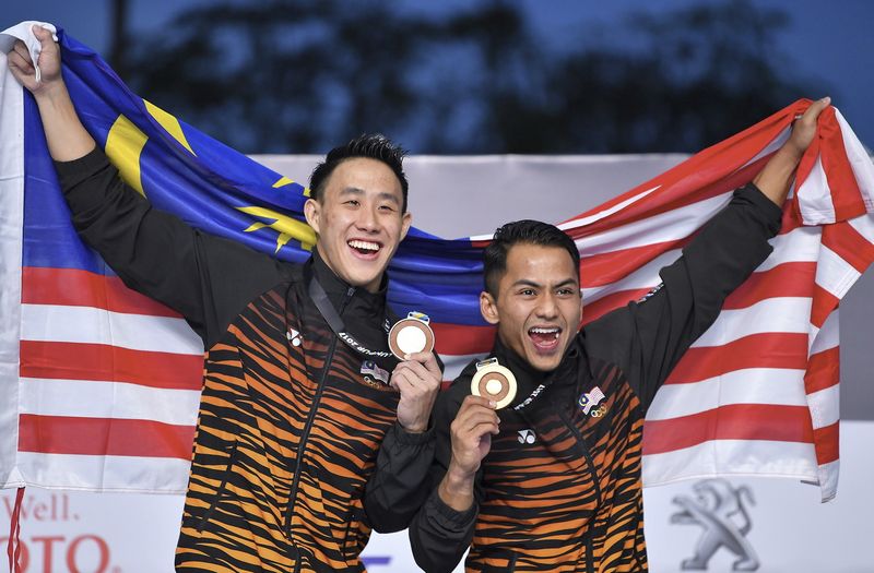 Malaysiau00e2u20acu2122s divers Ooi Tze Liang (left) and Ahmad Amsyar Azman (right) show their gold and Silver medals in Menu00e2u20acu2122s 1M Springboard during the prize giving ceremony of Kuala Lumpur SEA Games at National Aquatic Centre in Bukit Jalil August 28, 2017. u00e2u20acu201d B