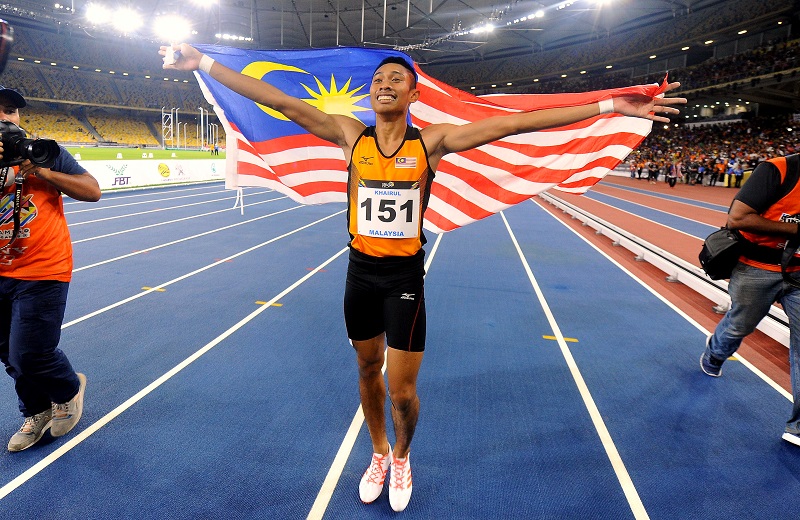 Pelari pecut Khairul Hafiz Jantan gembira dan teruja selepas memenangi pingat emas dalam acara 100 meter lelaki dengan catatan masa 10.38.u00e2u20acu201dFoto Bernama