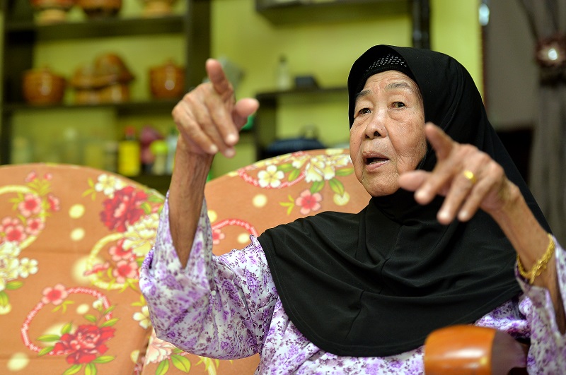 Bekas anggota kumpulan pertama Pasukan Polis Wanita, Sariah Ali, 85, ditemubual di Teluk Intan, 25 Ogos 2017. u00e2u20acu2022 Foto Bernama 
