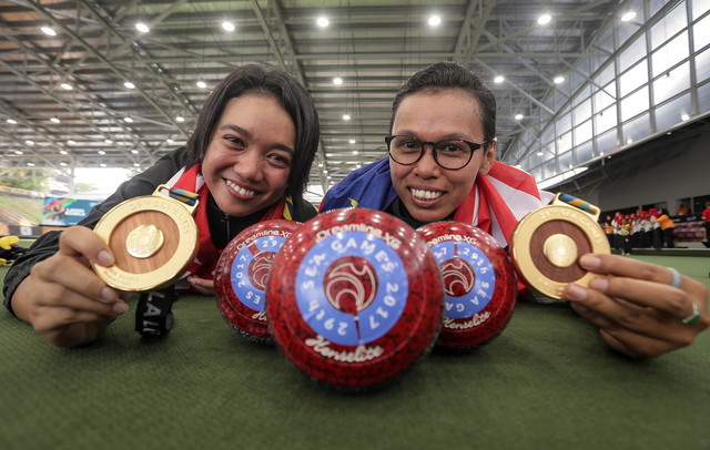 National Lawn Bowling athletes Auni Fathiah Khamis (left) and Siti Zalina Ahmad show off their gold medals from the womenu00e2u20acu2122s pairs lawn bowling final of KL2017 SEA Games at National Lawn Bowling Court, Bukit Kiara National Sports Complex today. u00e2u20acu201d Berna