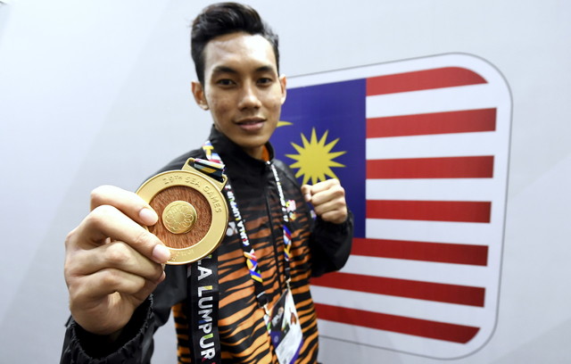 Malaysian athlete Rozaimi Rozali after winning a gold medal in Taekwondo at the Kuala Lumpur Convensyen Centre (KLCC) today. u00e2u20acu201d Bernama pic