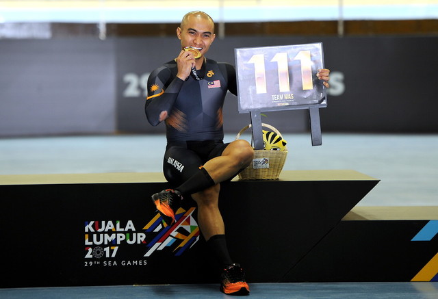 National cyclist Azizulhasni Awang proudly displays his gold medal from the men's individual sprint of 2017 SEA Games at National Velodrome tonight. u00e2u20acu201d Bernama pic