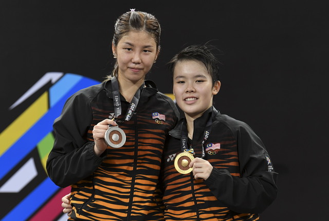 Goh Jin Wei (right) and Soniia Cheah, the gold and silver medalists of the women's badminton singles event in the KL SEA Games 2017 at Axiata Arena, KL Sports City, Bukit Jalil today. u00e2u20acu201d Bernama pic