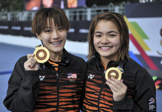 National divers Ng Yan Yee (left) and Nur Dhabitah Sabri show off their Gold medals after winning the Women's Synchronised 3M Springboard final of the 29th SEA Games at National Aquatic Centre in Bukit Jalil today. u00e2u20acu201d Bernama pic