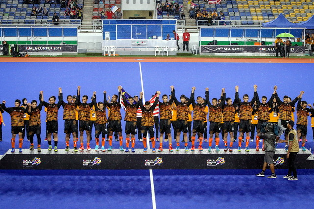 The KL2017 SEA games hockey team pose for the camera before receiving their gold medals at the National Hockey Stadium in Bukit Jalil here, today. u00e2u20acu201d Bernama pic
