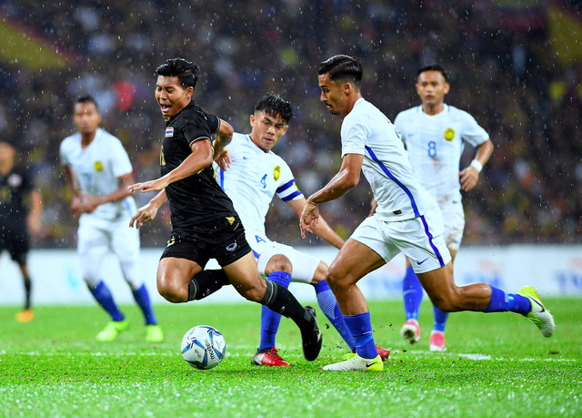 National striker Matthew Thomas Davies (right) attempts to seize the ball from Thailand's Phitiwat Sookjitthummakul in the football finals of the KL2017 SEA Games at Stadium Shah Alam, here, today. u00e2u20acu201d Bernama pic
