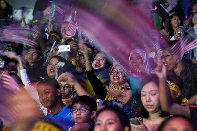Spectators at the stadium wave the Jalur Gemilang in their hands at the KL2017 SEA Games closing ceremony and the countdown to the Merdeka eve at Stadium Nasional Bukit Jalil here, tonight. u00e2u20acu201d Bernama pic