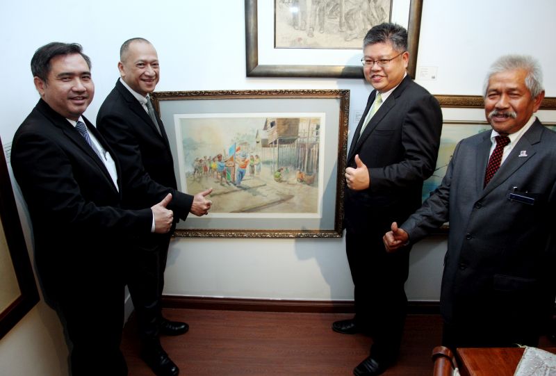Datuk Seri Nazri Aziz (second right) attends the launch of the Malaysia 60 exhibition in the National Art Gallery in Kuala Lumpur, August 19, 2017. u00e2u20acu201d Bernama pic