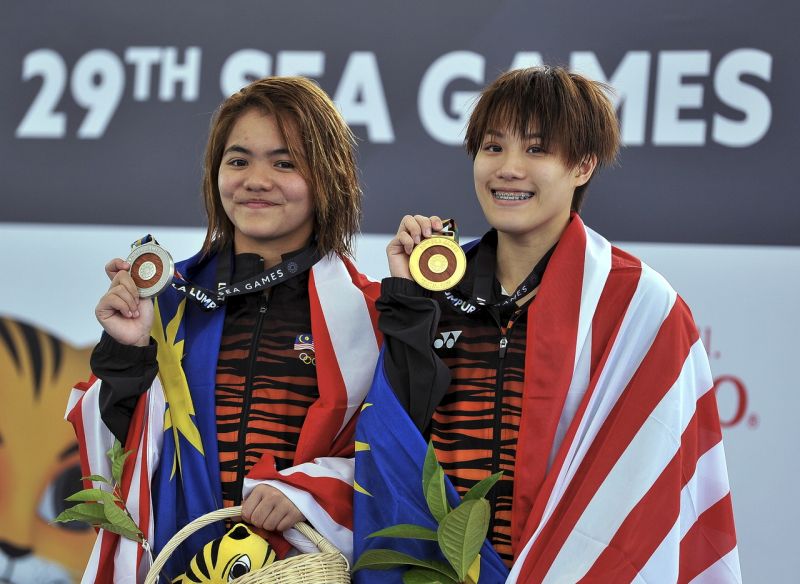 Malaysiau00e2u20acu2122s divers Ng Yan Yee (right) and Nur Dhabitah Sabri (left) pose with their gold and silver medal in Women 3m Springboard during KL SEA Games 2017 at National Aquatic Centre in Bukit Jalil, August 26, 2017. u00e2u20acu201d Reuters pic