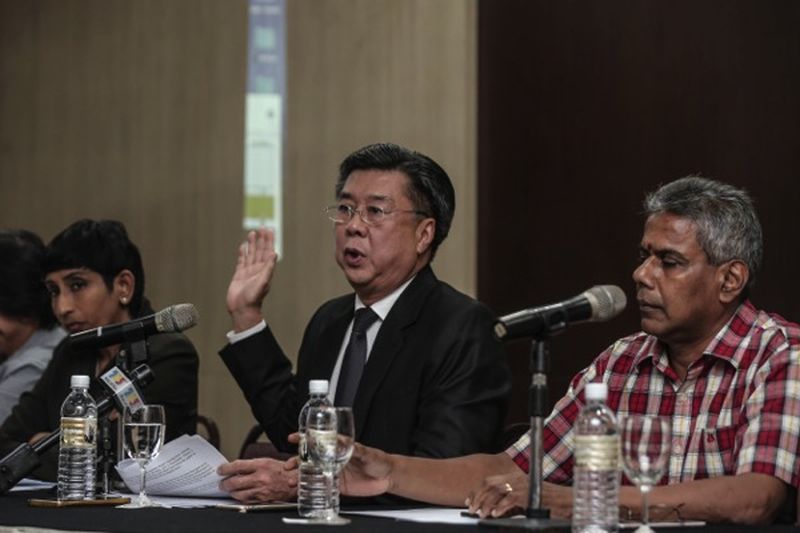 Ow (centre) flanked by former coaching committee members Maheswary (left) and Ramakrishnan. u00e2u20acu2022 Picture by Hari Anggara