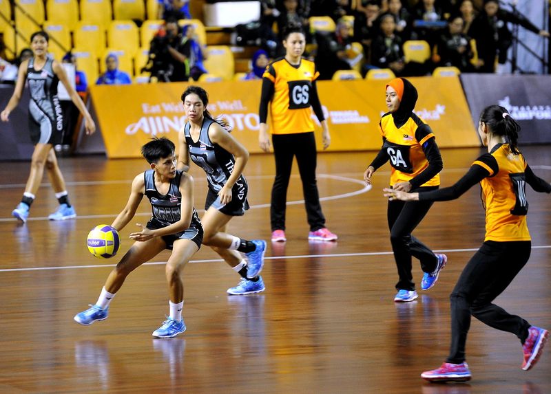 Thai netballer Pakladathanan Thiratananitiworachot (left) being obstructed by Malaysiau00e2u20acu2122s players in the preliminary round at the Kuala Lumpur 2017 SEA Games at Stadium Juara Bukit Kiara, August 14, 2017. Malaysia won 73- 30. u00e2u20acu201d Bernama pic