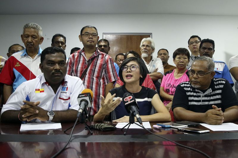 (From left) PKR grassroots members V. Anmuniandy, Gan Pei Nei and Muhamad Abdul Rahman during a press conference at the Pusat Khidmat Ahli Parlimen in Selayang August 25, 2017. u00e2u20acu2022 Picture by Yusof Mat Isa