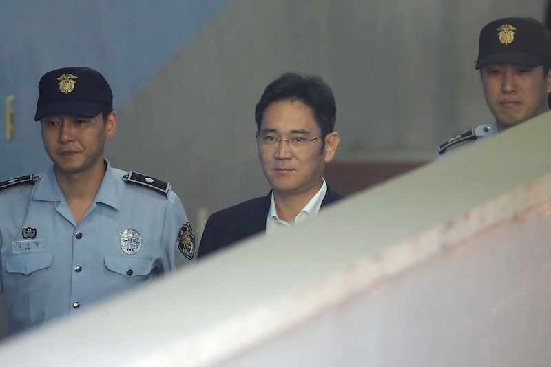 Samsung Group heir Lee Jae-yong arrives at Seoul Central District Court in Seoul on August 25, 2017. — AFP pic
