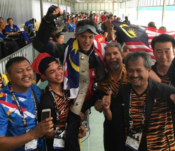 Penembak negara Ezuan Nasir Khan diraikan setelah berjaya menjulang emas dalam acara 50m rifle prone lelaki. u00e2u20acu201d Foto ihsan Twitter/My Team MAS