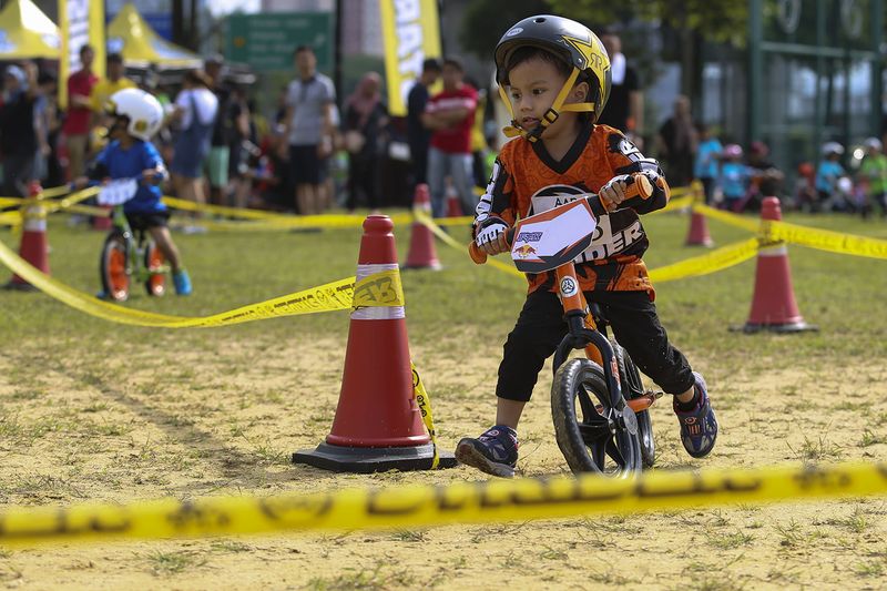 With balance bikes, children start by walking with their bikes until they can run and glide on their bikes without paddling.