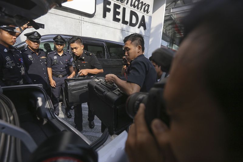 MACC officers at Felda headquarters in Kuala Lumpur, August 2, 2017. u00e2u20acu201d Picture by Yusof Mat Isa