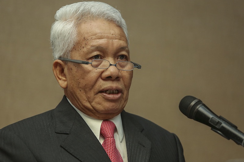 Executive chairman of MAVCOM, Tan Sri Abdullah Ahmad delivering his opening remarks during the launch of waypoint 'Outlook of the Malaysian Aviation Industry' at Sime Darby Convention Centre in Kuala Lumpur, August 15, 2017. u00e2u20acu201d Picture by Mohd Yusof Mat 