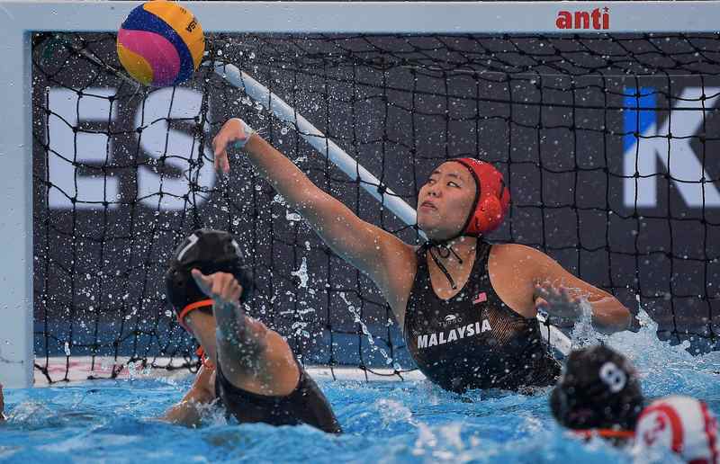 Malaysian goalkeeper Alicia Chin Tze Ling foils an attempt by Indonesian player during women's water polo round robin match at National Aquatic Centre in Bukit Jalil August 19, 2017. u00e2u20acu201d Bernama pic