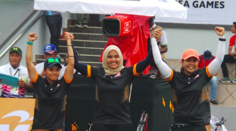 (From left) Fatin, Nurul Syazhera and Saritha overjoyed with their gold medal win. u00e2u20acu2022 Malay Mail pic