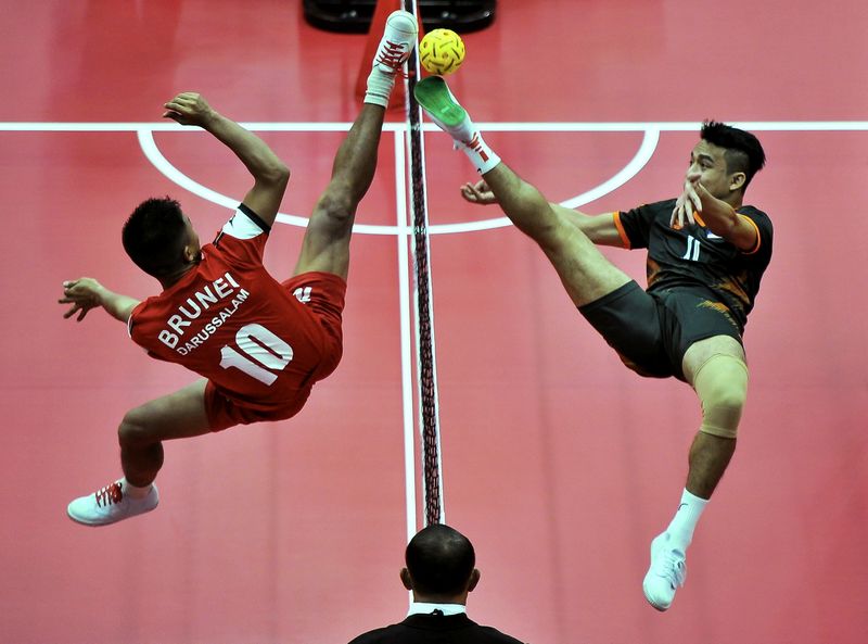 A smash by Malaysia's Mohamad Azlan Alias (right) was blocked by Humaidi Brahim of Brunei during the SEA Games takraw men's team Game 1 match at Titiwangsa Stadium, Kuala Lumpur August 18, 2017. u00e2u20acu201d Bernama pic