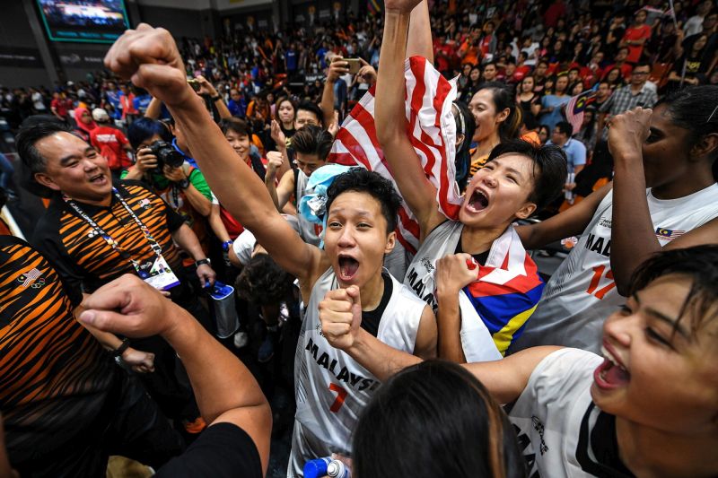 Nur Izzati Yaakob (centre) with her teammates scream with joy after Malaysia defeated Thailand 65-60 to secure Gold during Womenu00e2u20acu2122s Basketball KL2017 SEA Games final at Malaysian Basketball Association (MABA) Stadium, August 26, 2017. u00e2u20acu201d Reuters pic