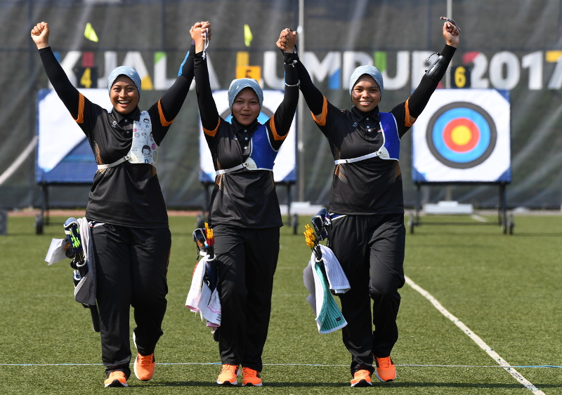 National archers (from left) Nur Alia Ghapar, Nur Afisa Abdul Halil and Nuramalia Haneesha advance to the final against Indonesia in the KL2017 SEA Games womenu00e2u20acu2122s team recurve event. u00e2u20acu201d Bernama pic