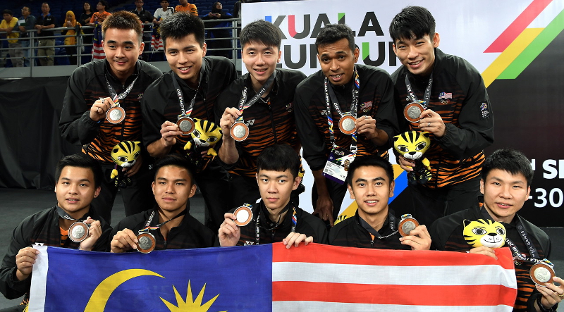 The menu00e2u20acu2122s badminton team seen with the silver medal that they won in the Menu00e2u20acu2122s Team finals at Arena Axiata in Bukit Jalil here, today. The team lost to Indonesia in the finals in Kuala Lumpur August 24, 2017. u00e2u20acu201d Bernama pic