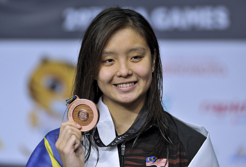 Malaysiau00e2u20acu2122s swimmer Caroline Zi Xin Chan with the bronze medal she shared with Indonesian swimmer Agung Isteri Kania Ratih Anak in the 29th SEA Games 50M Backstroke Womenu00e2u20acu2122s final at National Aquatic Centre, Kuala Lumpur August 25, 2017. u00e2u20acu201d Bernama pic