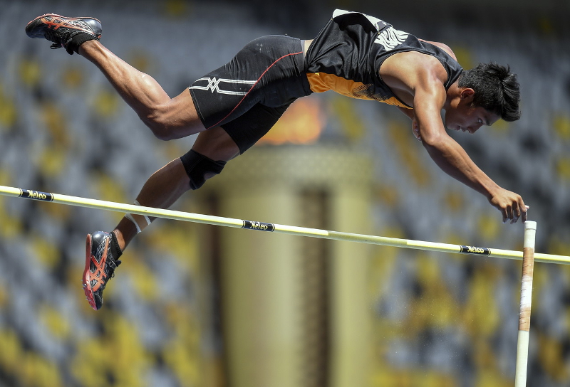 Malaysian athlete Iskandar Alwi in action in the Menu00e2u20acu2122s Pole Vault final at Kuala Lumpur SEA Games 2017 at National Stadium, Bukit Jalil, Kuala Lumpur August 24, 2017. u00e2u20acu201d Bernama pic