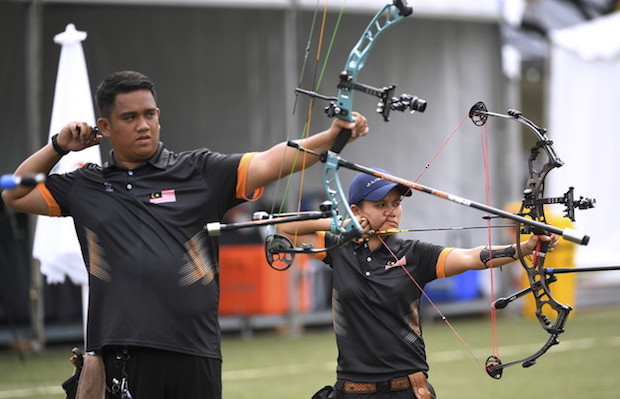 National archers Nurfatehah Mat Salleh and Mohd Juwaidi Mazuki warm up before taking part in KL2017 SEA Games Mixed Team Compound event at the Bukit Jalil Synthetic Turf Field in Kuala Lumpur August 18, 2017. u00e2u20acu201d Bernama pic 