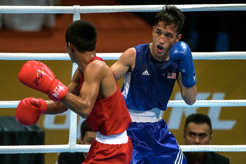 Boxer Muhammad Fuad Mohd Redzuan deflects a punch from his Thai opponent, Thani Narinram, in the Light Fly (49kg) category boxing at MITEC, Kuala Lumpur August 24, 2017. u00e2u20acu201d Bernama pic