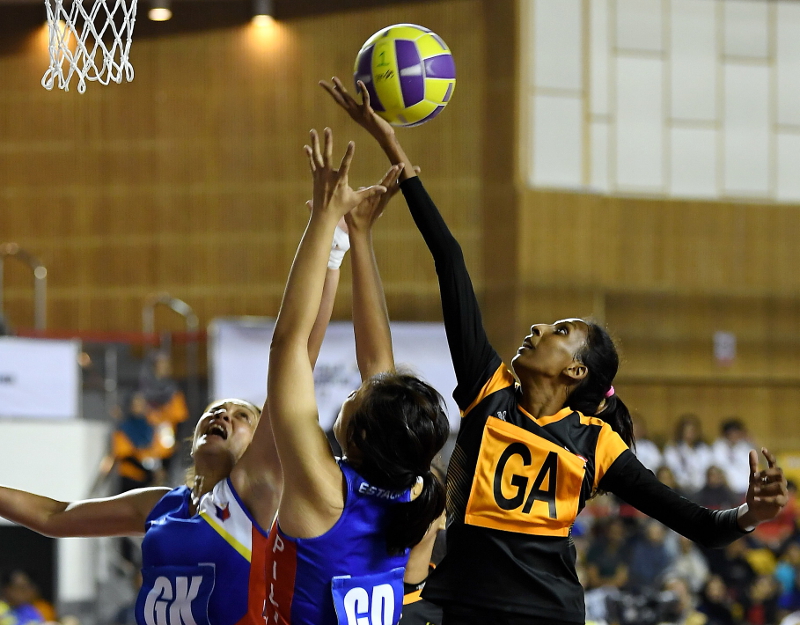 Malaysiau00e2u20acu2122s player L. Karishma (right) in an attempt to grab the ball during fourth meeting with the Philippines in KL2017 SEA Games Netball match at Stadium Juara Bukit Kiara, Kuala Lumpur August 18, 2017. u00e2u20acu201d Bernama pic
