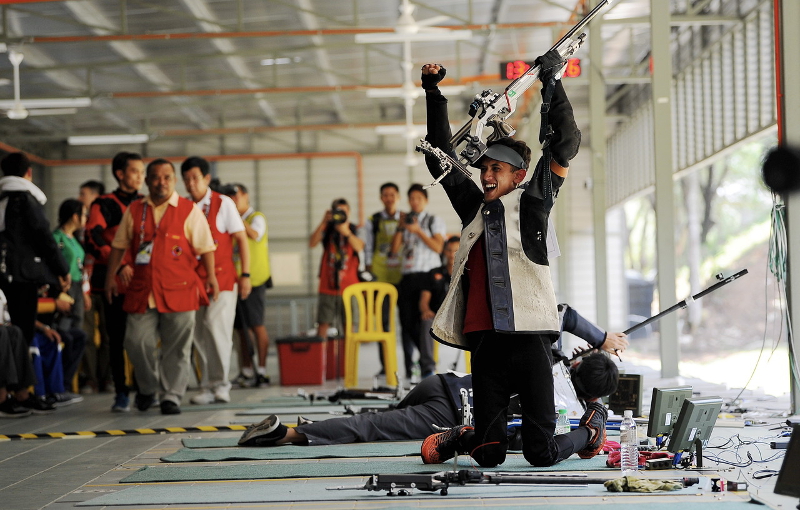 National shooter Muhammad Ezuan Nasir Khan is ecstatic after winning the gold medal in 50m Rifle Prone in KL SEA Games (KL2017) at Subang National Shooting Range in Subang Jaya August 24, 2017. u00e2u20acu201d Bernama pic