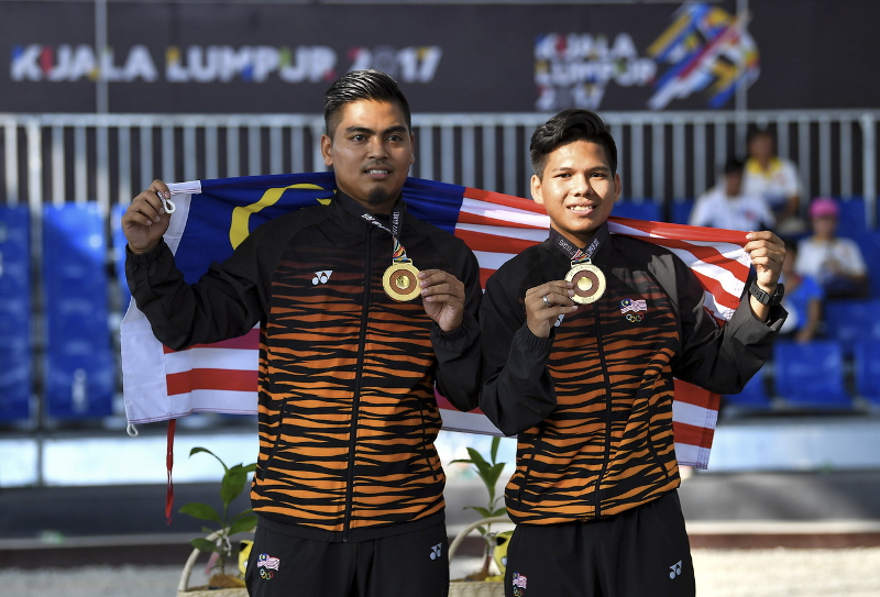Malaysiau00e2u20acu2122s Petanque athlete Syed Ahmad Fikri Syed Ali (right) and Saiful Bahri Musmin (left) showing theIr gold medal after winning the Menu00e2u20acu2122s Doubles final against Thailand at the Arena Petanque KL in Kuala Lumpur August 24, 2017. u00e2u20acu201d Bernama pic