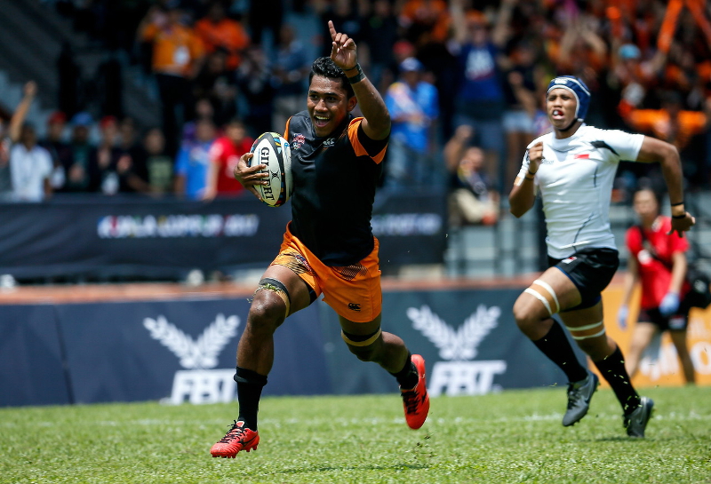 National player Muhammad Azwan Zuwairi Mat Zizi (left) making a try during KL2017 SEA Games Rugby 7s against Singapore at MBPJ Stadium in Petaling Jaya August 19, 2017. u00e2u20acu201d Bernama pic