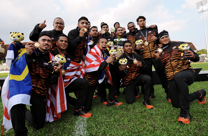 Malaysian players proudly show off their Gold medals after 22-7 win over Singapore in KL2017 SEA Games Men 7s Rugby final at Stadium MBPJ, Petaling Jaya August 20, 2017. u00e2u20acu201d Bernama pic