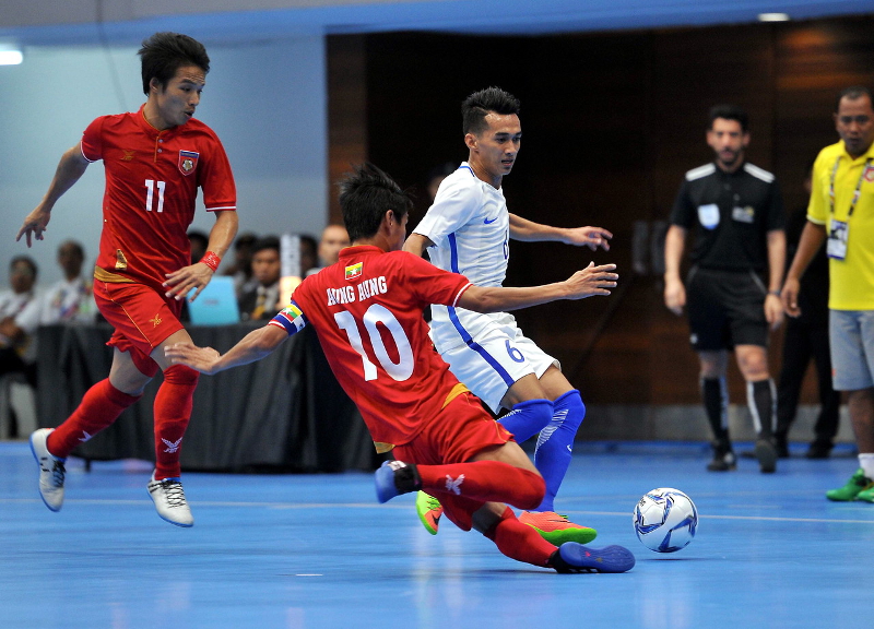 National menu00e2u20acu2122s futsal player Mohd Ridzuan Bakri strives to keep the ball from Myanmar's Aung Aung (centre) during their match in the KL2017 SEA Games at Panasonic Sports Complex in Shah Alam August 18, 2017. u00e2u20acu201d Bernama pic