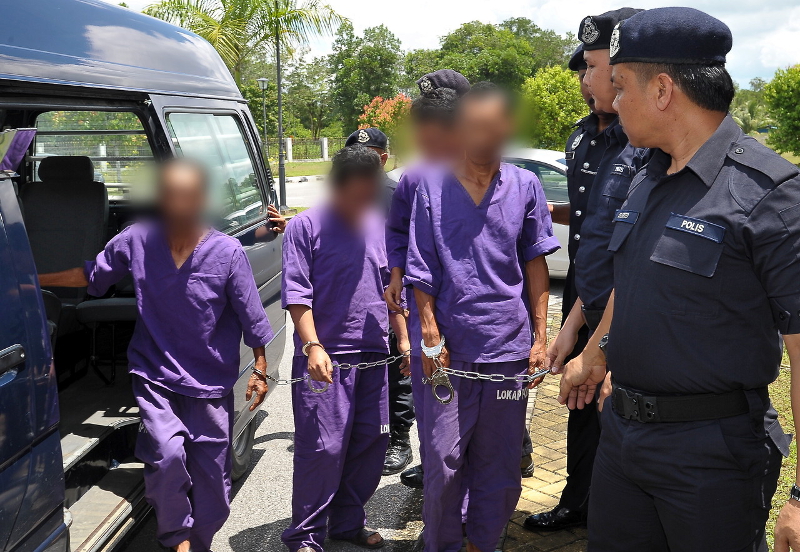 Empat lelaki dibawa ke Mahkamah Majistret Kota Samarahan pada 12 Ogos 2017 bagi mendapatkan perintah reman untuk membantu siasatan berhubung kes rogol dua beradik di Kampung Daha Seroban, Serian. u00e2u20acu201d Foto Bernama
