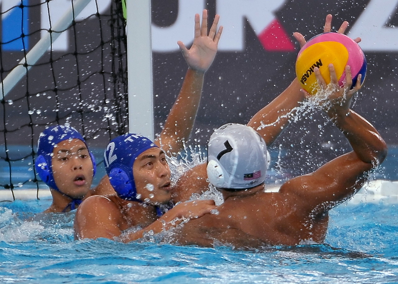 Malaysiau00e2u20acu2122s Mohd Irshad Syahir Abd Halim (right) is stopped by Thailandu00e2u20acu2122s, Aussawin Wajangam, during the menu00e2u20acu2122s Water Polo match of the KL2017 SEA Games at the National Aquatic Centre in Bukit Jalil August 18, 2017. u00e2u20acu201d Bernama pic