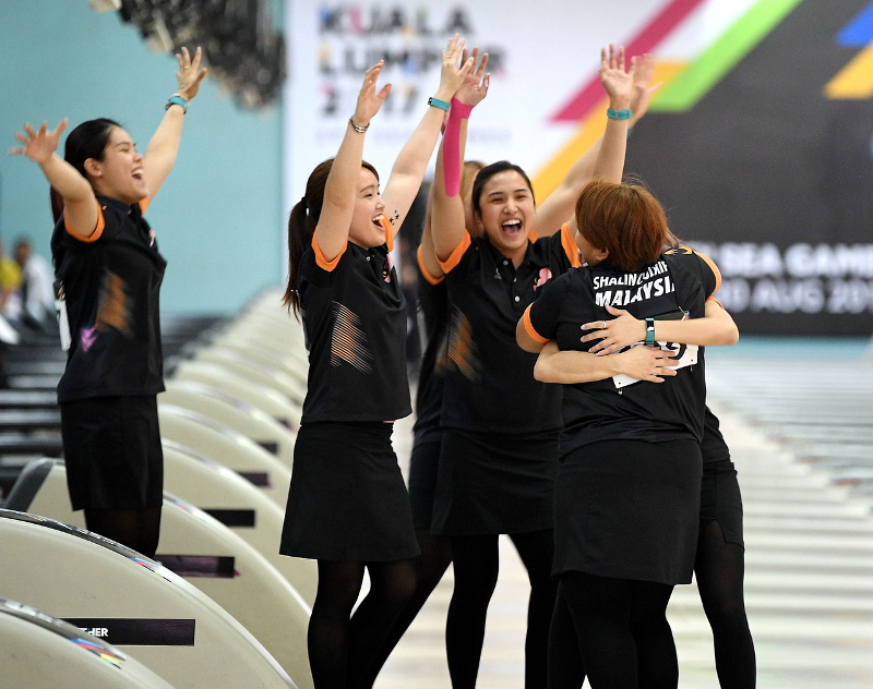 National bowling athletes celebrate victory in winnng Gold of KL2017 SEA Games Womenu00e2u20acu2122s Team event at Sunway Mega Lanes in Petaling Jaya August 24, 2017. u00e2u20acu201d Bernama pic